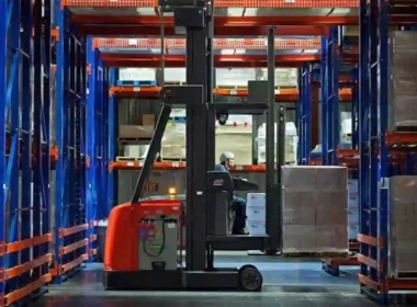 4 Things You Need to Know About Swing Reach Trucks